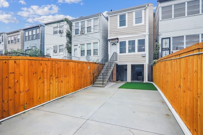 Building Photo - 504 24th St NE