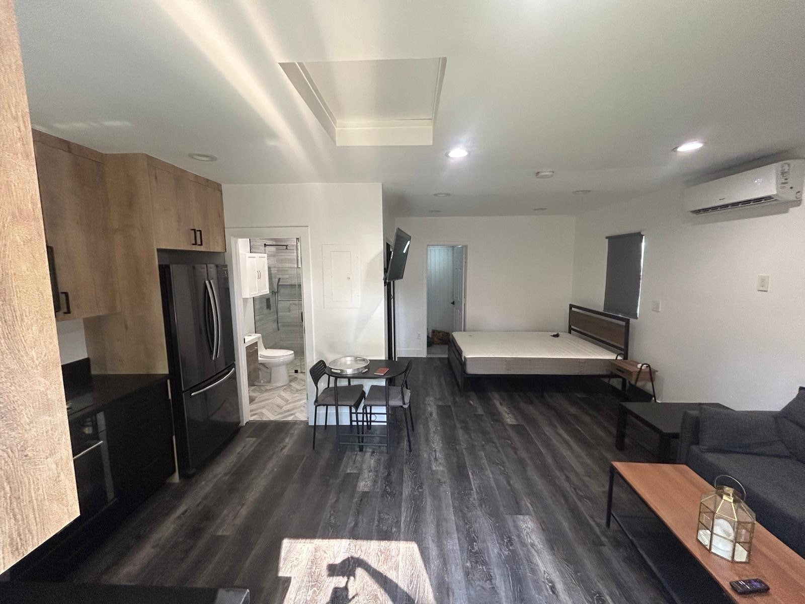 Building Photo - 19138 Oxnard St