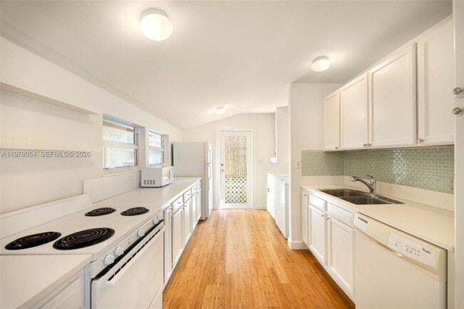 Building Photo - 3041 Calusa St