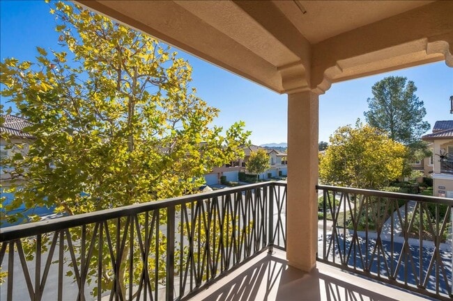 Building Photo - IMMACULATE 2+2 VALENCIA TOWNHOME!