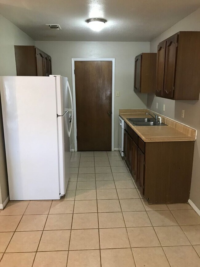 Building Photo - 700 Vassar Ct