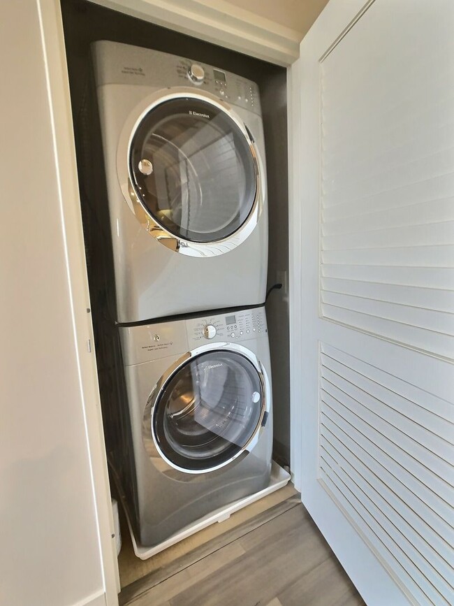 Building Photo - Gorgeous 1 Bedroom Condo at Axis with Den