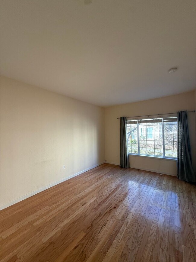 Building Photo - SPACIOUS 2bd/2ba Condo- Available NOW!