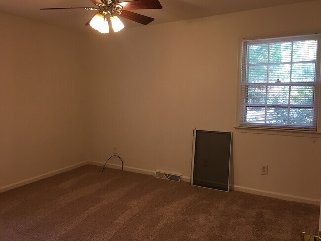 Building Photo - Spacious 3BR/2BA