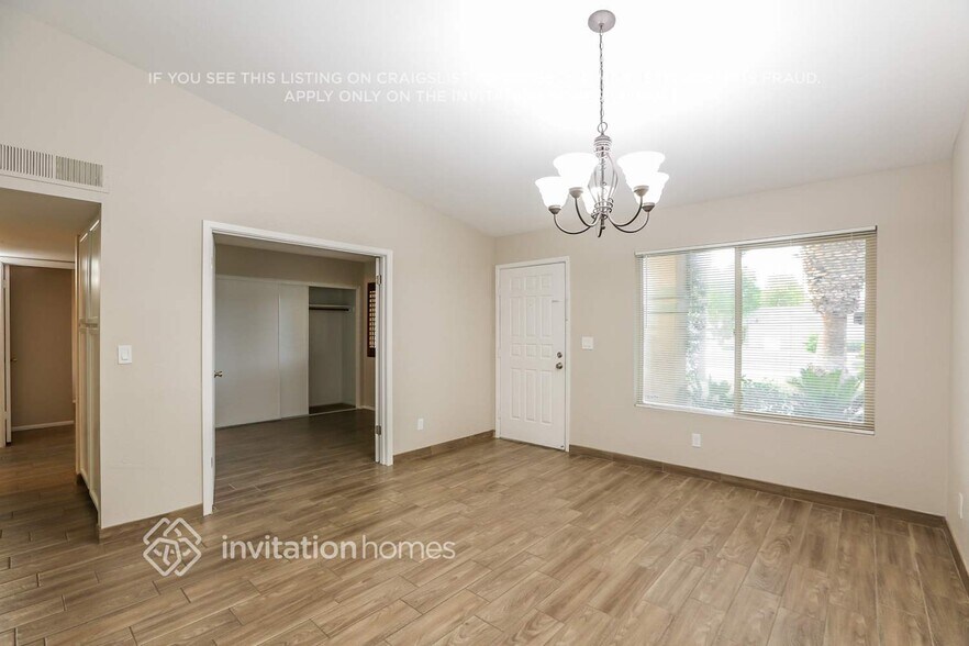 Building Photo - 2218 W Knox Rd