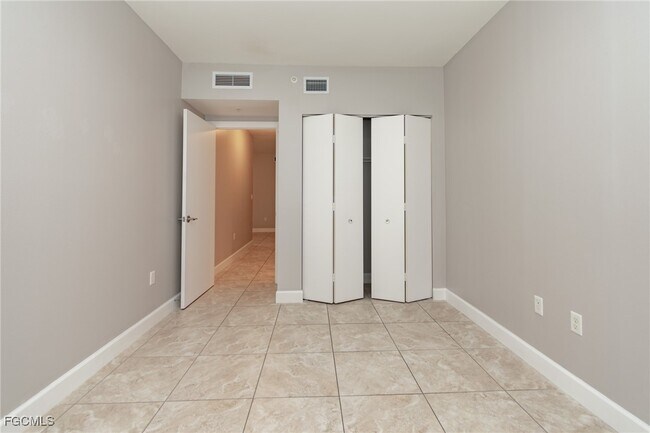 Building Photo - 3000 Oasis Grand Blvd