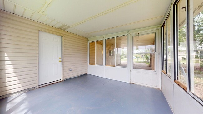 Building Photo - Available Now- 2 bedroom ranch in Bucyrus