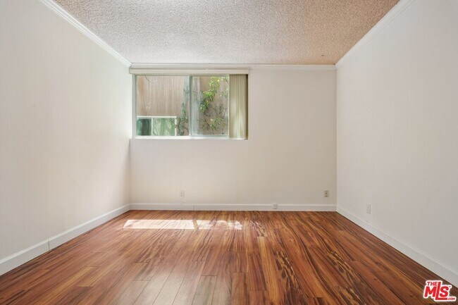 Building Photo - 530 S Barrington Ave