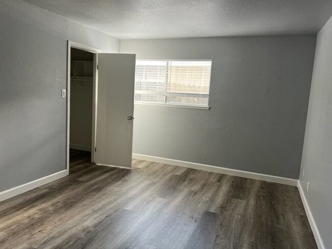 Building Photo - 10429 El Mercado Dr