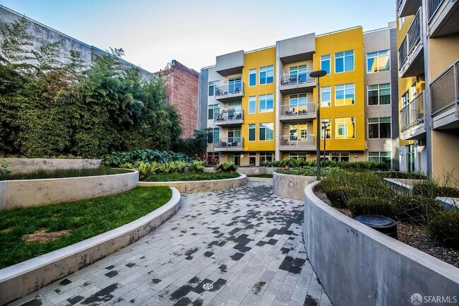 Building Photo - 2655 Bush St