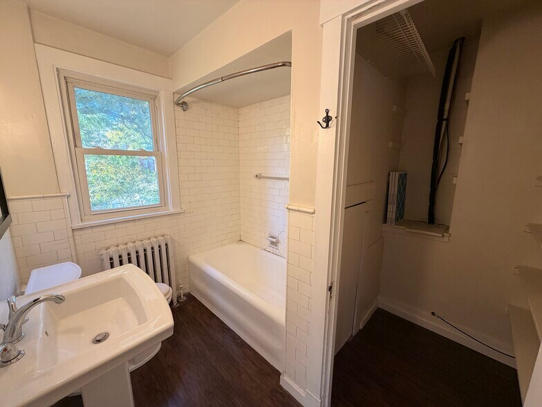 Building Photo - 248 Beverly Rd