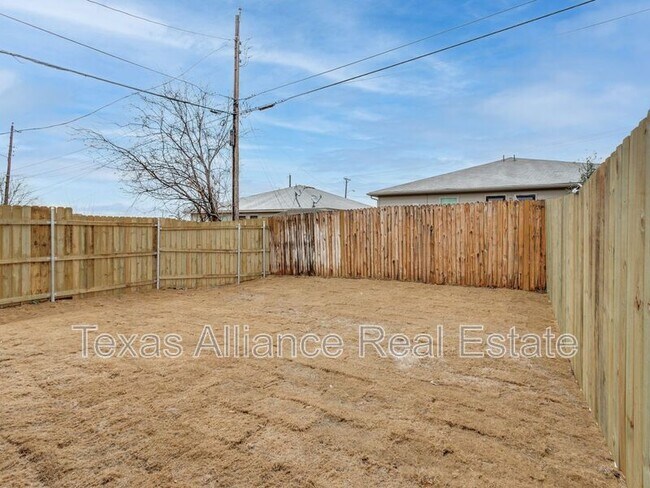 Building Photo - 3207 Karen St