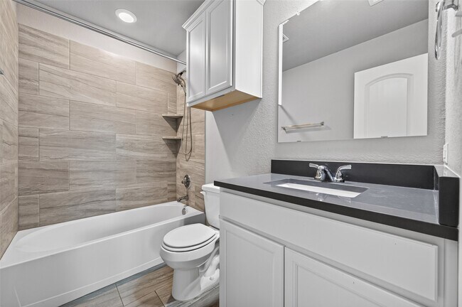 Building Photo - 305 Brock's Ct