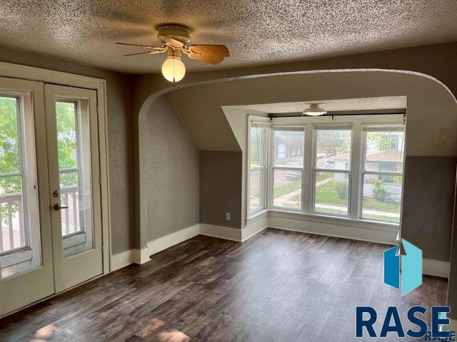 Building Photo - 425 S Prairie Ave