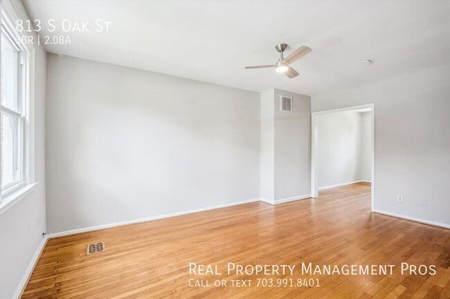 Building Photo - 813 S Oak St