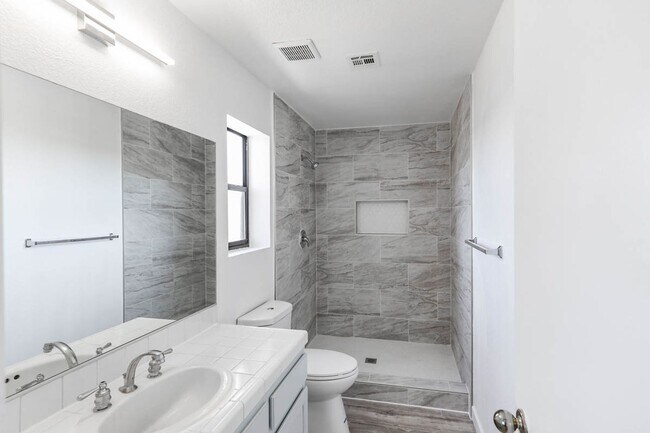 Building Photo - 3 Bed, 2.5 Bath Henderson Beauty