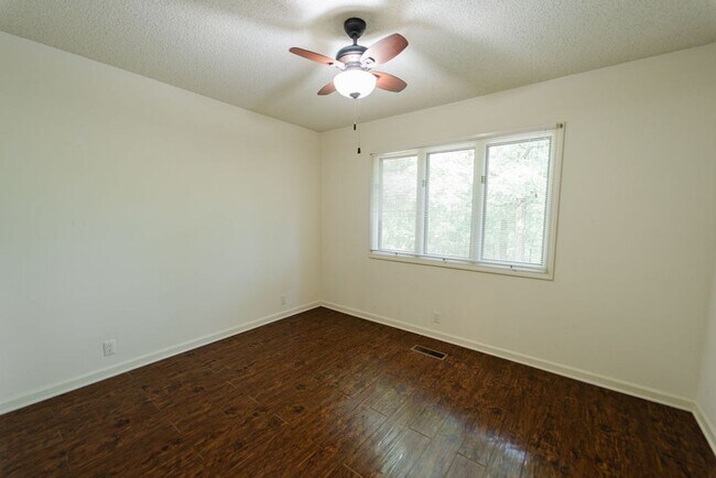 Building Photo - Up to a 2 year lease at this Beautiful 3 bed, 2 bath!!!!