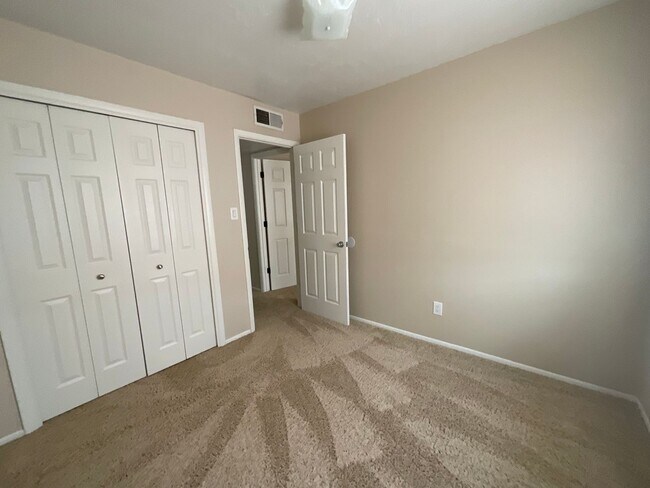 Building Photo - 1621 N Farmington Ave