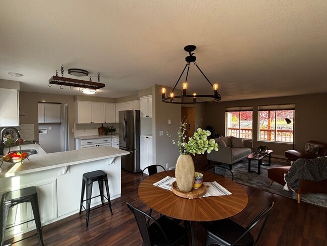 Building Photo - 4 bed 3 bath, Bonus room, Rv parking, Fenc...