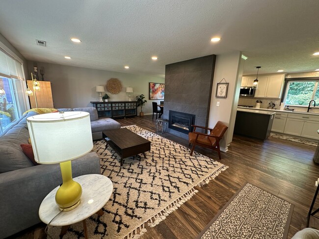 Building Photo - Luxury Furnished Rental in Milwaukie