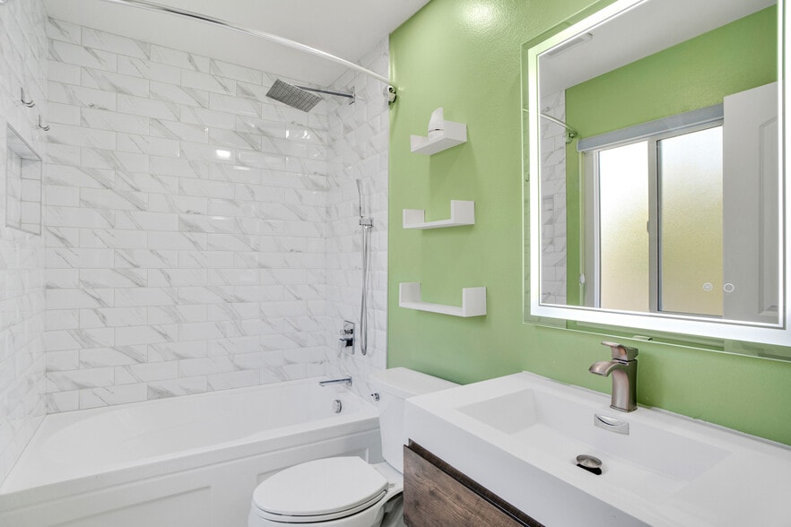 Secondary En Suite Bathroom - 9000 Vanalden Ave