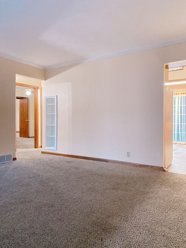 Building Photo - Beautiful 3 bed South Omaha/Hanscom Park Home with Attaced 1 car garage! $1,425!