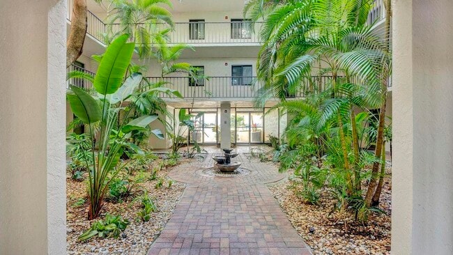 Building Photo - 1202 S Lake Dr