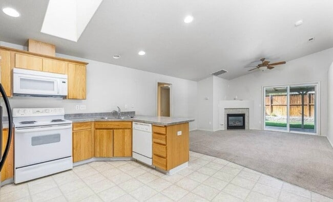 Building Photo - Stunning 3 Bedroom in West Pasco with RV P...