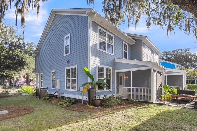 Building Photo - Stunning 3-Bed / 2.5-Bath Home in Park Cir...
