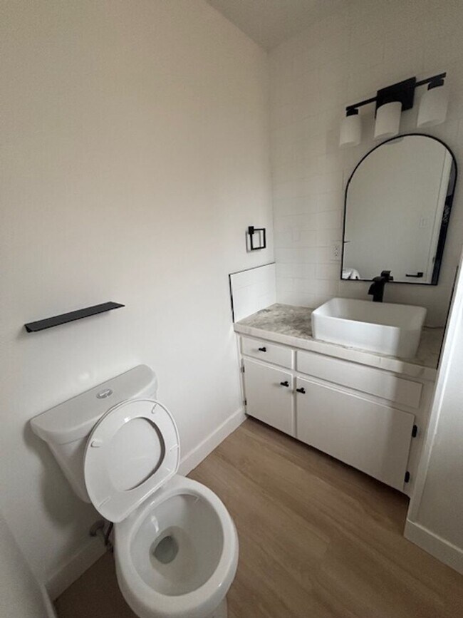 Building Photo - Clean 3 Bedroom / 1.5 Bathoroom House in T...