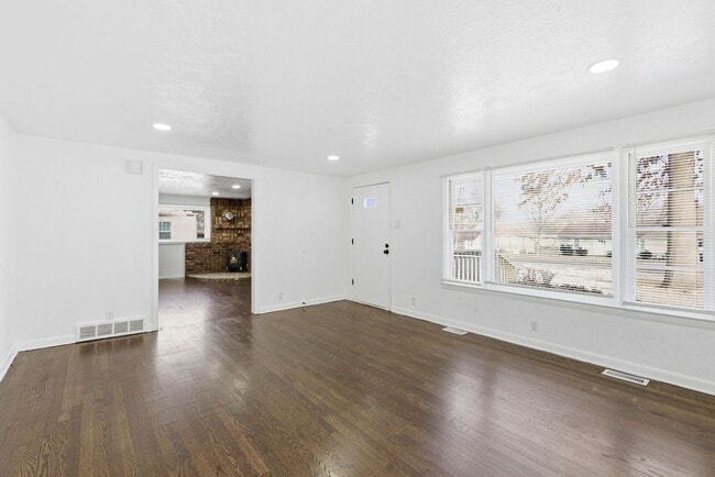 Building Photo - Renovated 3 Bedroom | 2 Full Bath Home