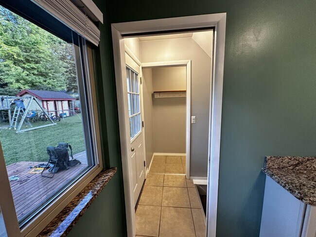 Building Photo - 3589 Knollview Ave