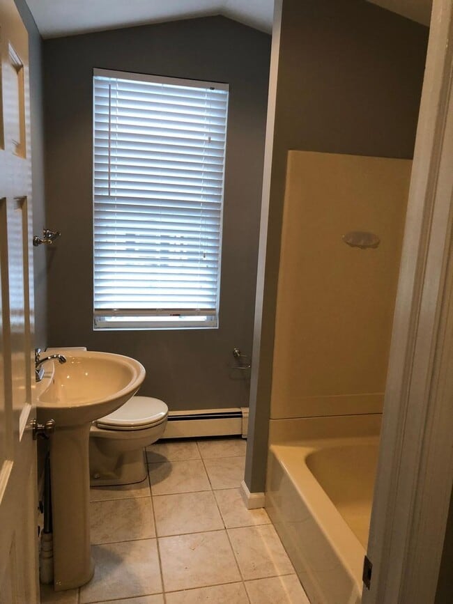 Building Photo - 3 bedroom 2 bath Home in Alburtis