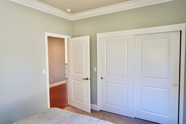 Building Photo - Modern House Near Downtown