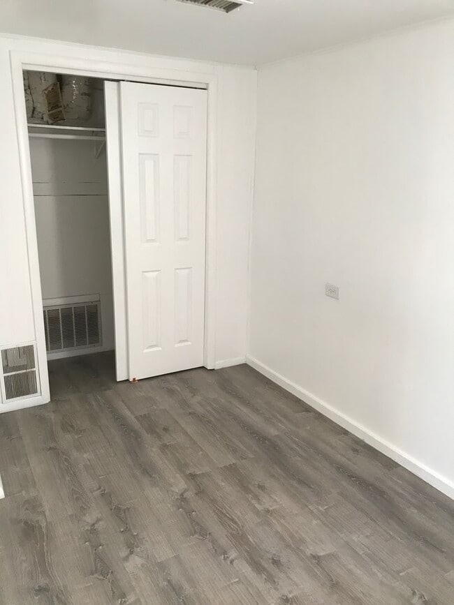 Building Photo - Cabin Style Rental in Rifle!