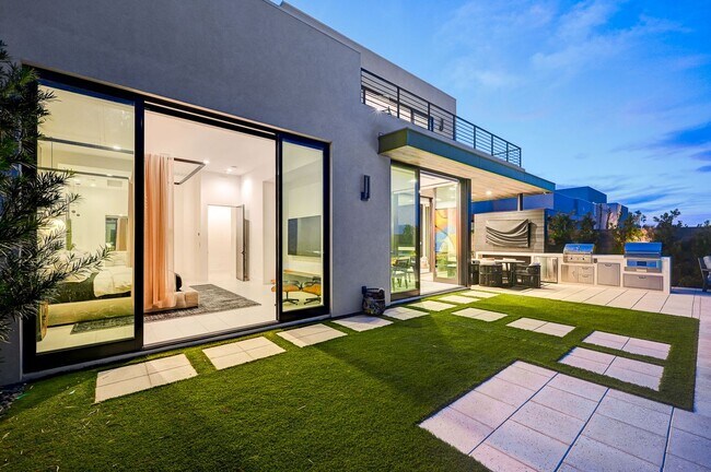 Building Photo - Amazing Golf Course and Las Vegas Valley V...
