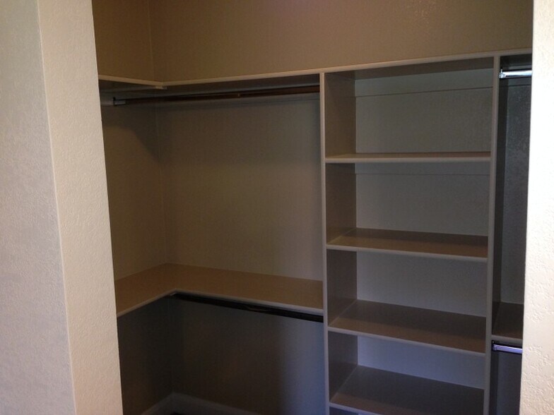 Building Photo - 910 E Fort Pierce Dr
