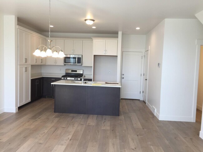 Building Photo - 754 E 950 N