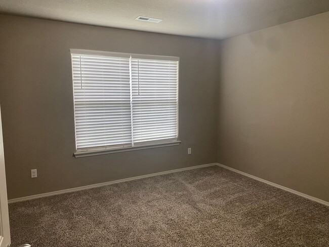 Building Photo - 501 Ridge Point Dr