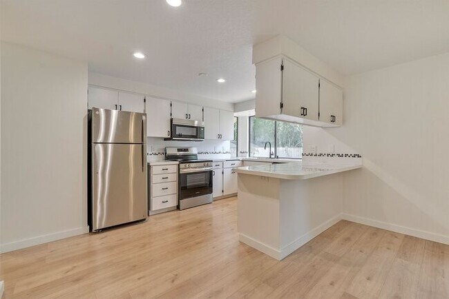 Building Photo - Updated Single Level Home with Large Fence...
