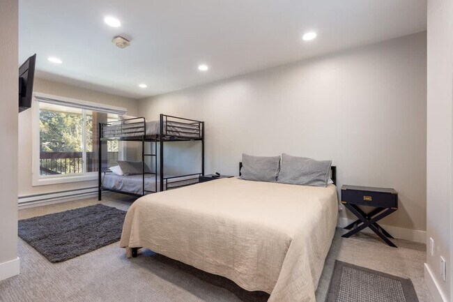 Building Photo - 815 Columbine Rd