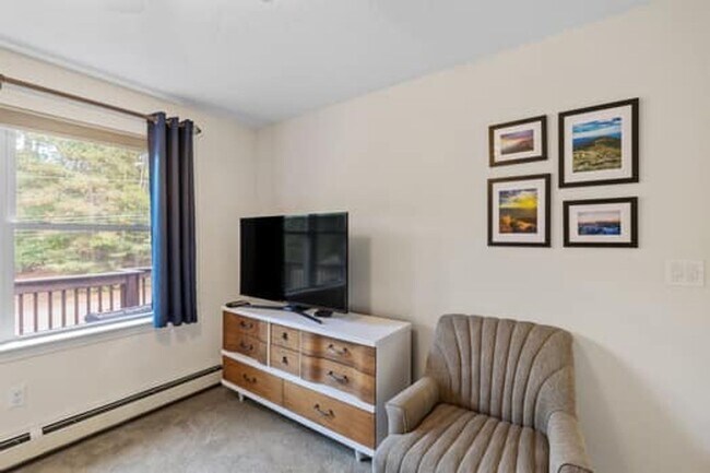 Building Photo - Spacious & Comfortable 4 Bedroom House - C...