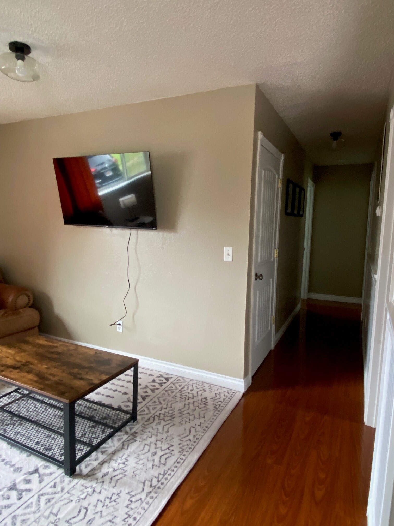 smart TV - 9001 Shaun Landing Cir