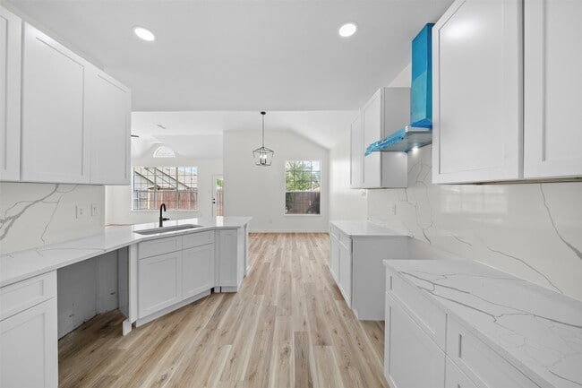 Building Photo - 945 Azalia Dr