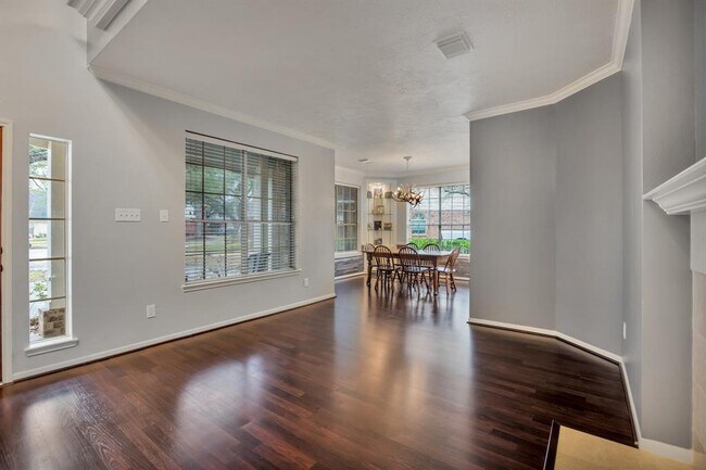 Building Photo - 301 Oak Creek Ln