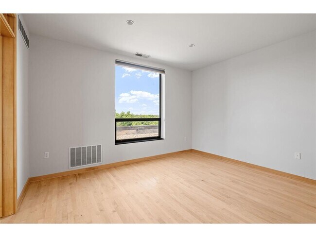 Building Photo - 3116 W Lake St