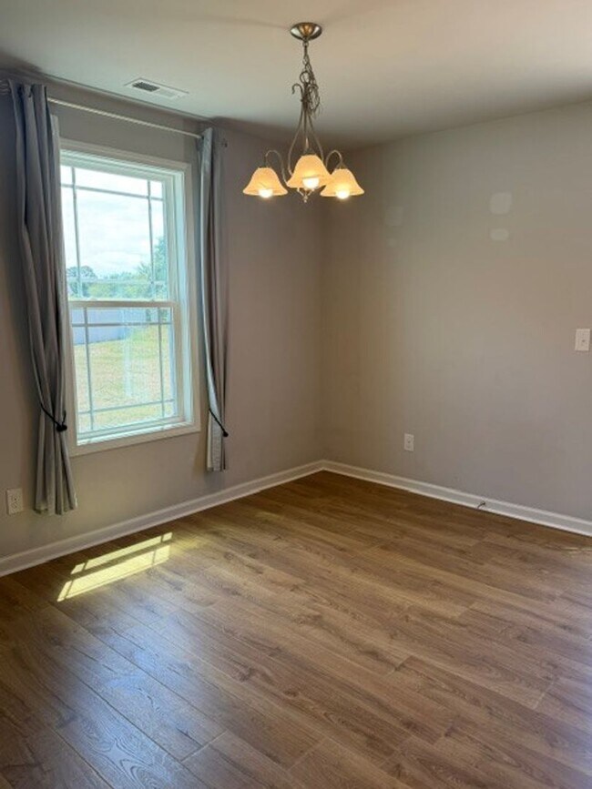 Building Photo - Cute 3 Bedroom Home Nestled in the back of the cul-de-sac