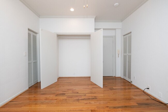 Building Photo - Cool & Chic Downtown Flat with A/C Comfort!