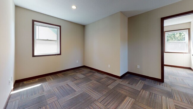 Building Photo - Renovated 6-Bedroom Single-Family House