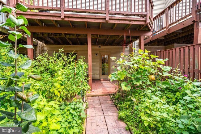 Building Photo - 5518 Sully Lake Dr